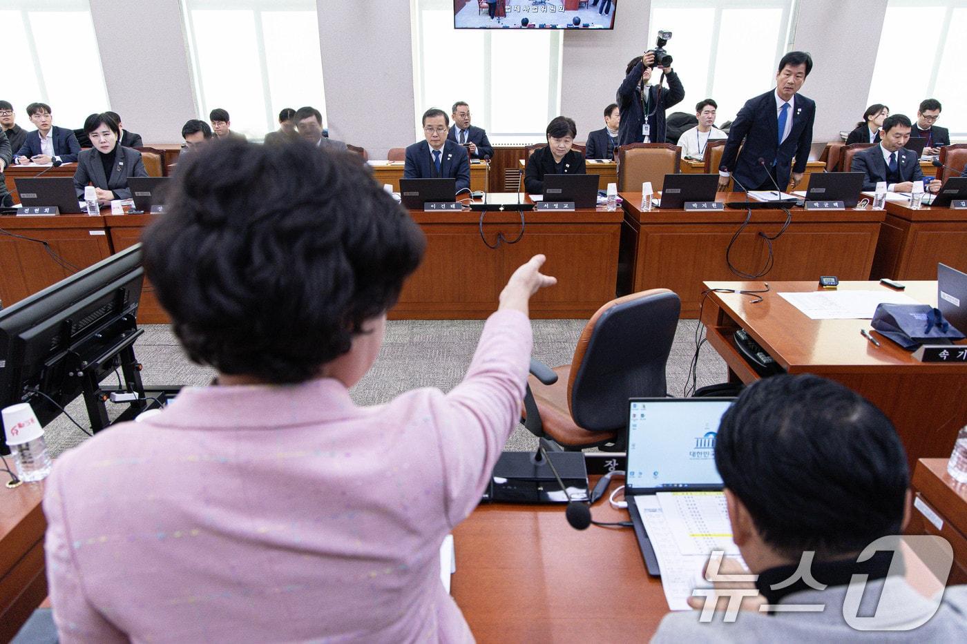 본문 이미지 - 박균택 더불어민주당 의원과 조배숙 국민의힘 의원이 24일 오전 서울 여의도 국회에서 법제사법위원회 전체회의에서 언쟁을 벌이고 있다. 2024.12.24/뉴스1 ⓒ News1 이재명 기자