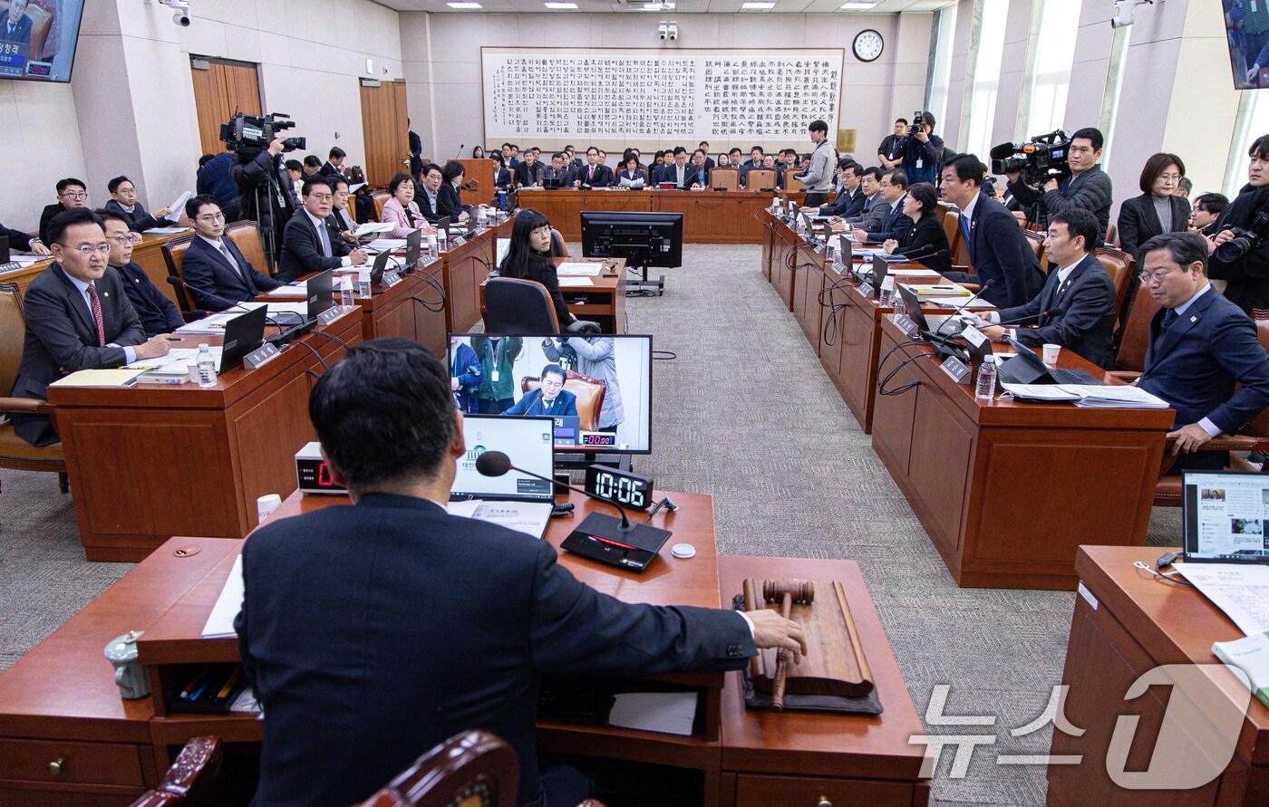 본문 이미지 - 정청래 국회 법제사법위원회 위원장이 24일 오전 서울 여의도 국회에서 법사위 전체회의에서 여야 의원들이 언쟁이 심해지자 정회를 선포하고 있다. 2024.12.24/뉴스1 ⓒ News1 이재명 기자