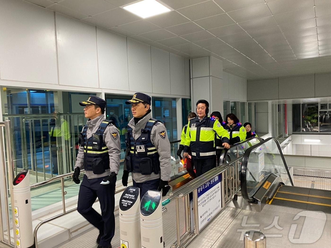 본문 이미지 - 경북경찰청 기동순찰대가 광역철도 역사를 순찰하고 있다&#40;경북경찰청 제공&#41;2024.12.24/뉴스1