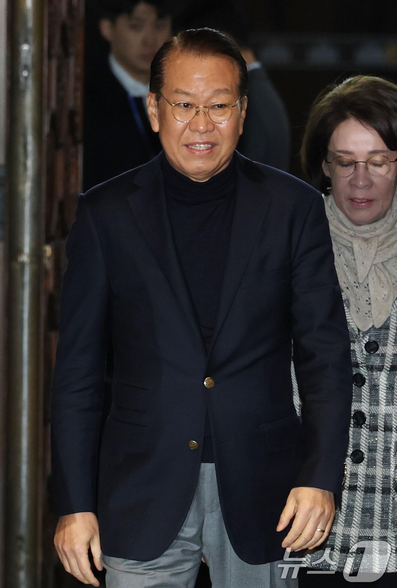 본문 이미지 - 국민의힘 비상대책위원장에 지명된 권영세 의원이 24일 오전 서울 여의도 국회에서 열린 의원총회에 참석하고 있다. 2024.12.24/뉴스1 ⓒ News1 이광호 기자