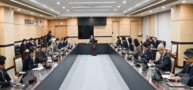 본문 이미지 - 원강수 강원 원주시장이 23일 시청에서 주요 부서 관계자들과 조기 집행 예산에 대한 논의를 하고 있다. (원주시 제공) 2024.12.24/뉴스1