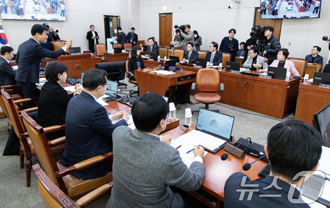 본문 이미지 - 박균택 더불어민주당 의원이 24일 오전 서울 여의도 국회에서 법제사법위원회 전체회의에서 국민의힘 의원들과 언쟁을 벌이고 있다. 2024.12.24/뉴스1 ⓒ News1 이재명 기자