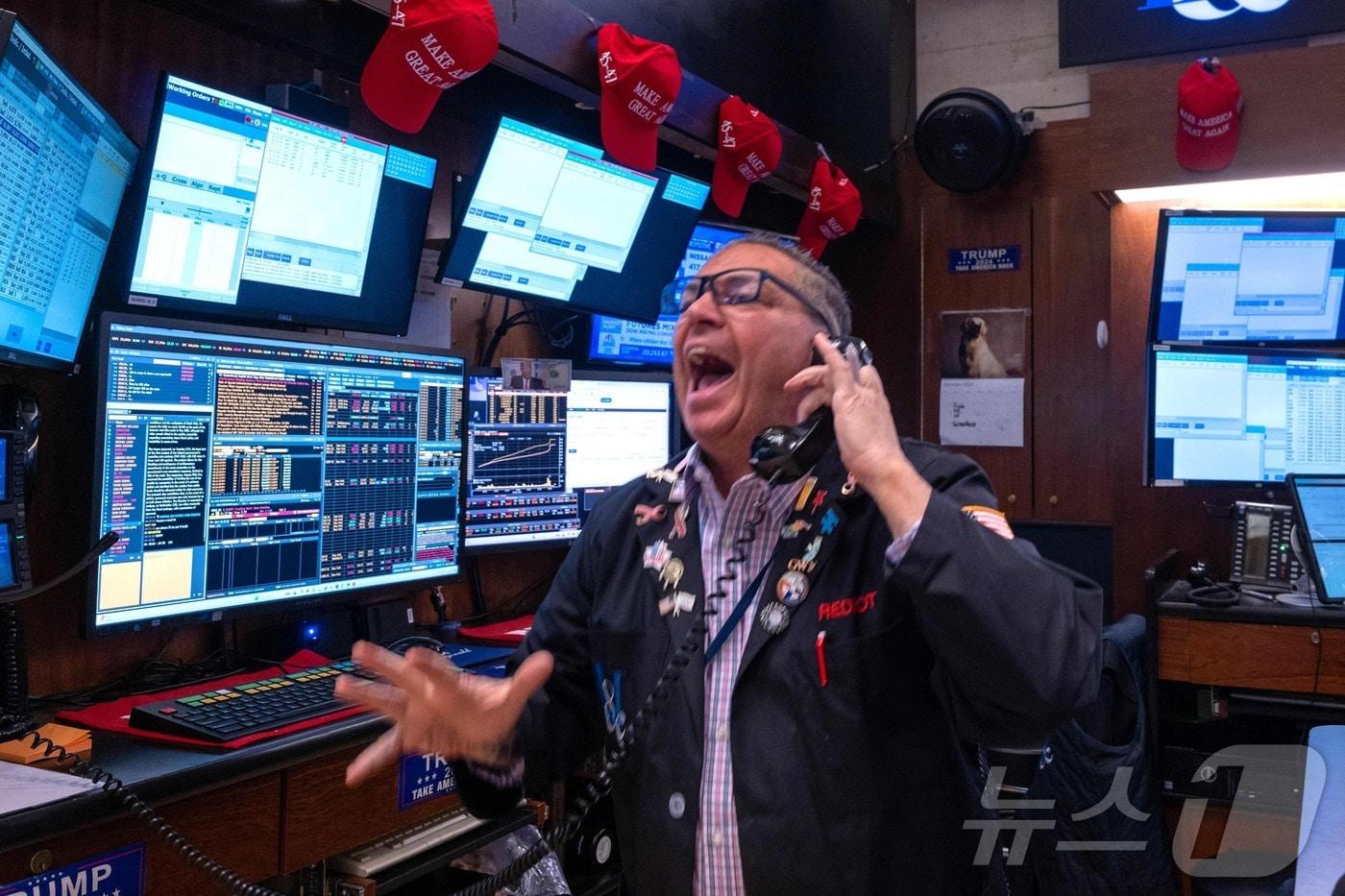 미증시 랠리에 환호하고 있는 한 트레이더. ⓒ AFP=뉴스1