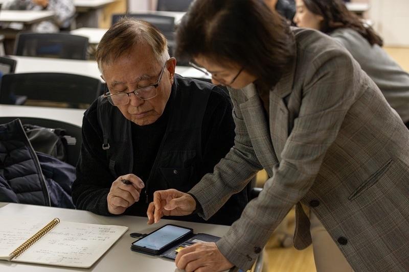 본문 이미지 - 아름인금융프렌드 시니어 디지털금융교육에서 시니어 교육 참여자가 스마트폰을 활용한 디지털금융교육에 집중하고 있다 / 사진=피치마켓 제공
