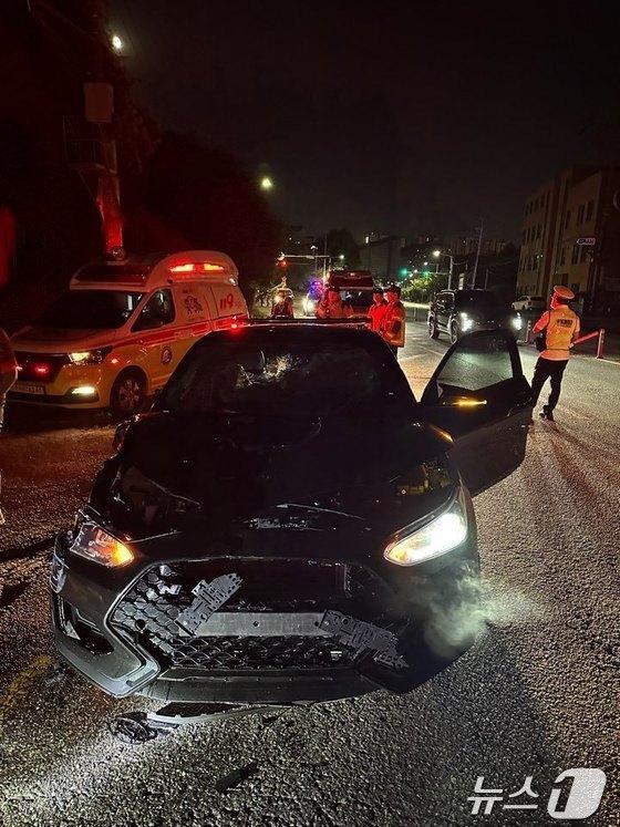 본문 이미지 - 사고 당시 A 씨의 차량.(인천소방본부 제공)2024.12.24/뉴스1