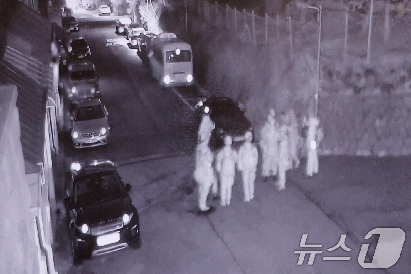 본문 이미지 - 김민기 국회 사무총장이 24일 서울 여의도 국회 소통관에서 지난 12월 4일 비상계엄 당시 국회에서 계엄해제 요구결의안이 의결됐음에도 무장 군인들이 국회의장 공관으로 출동한 뒤 국무회의에서 계엄 해제가 의결된 이후 철수했다며 국방부의 해명을 촉구, 공관 CCTV 영상을 공개하고 있다. 2024.12.24/뉴스1 ⓒ News1 안은나 기자