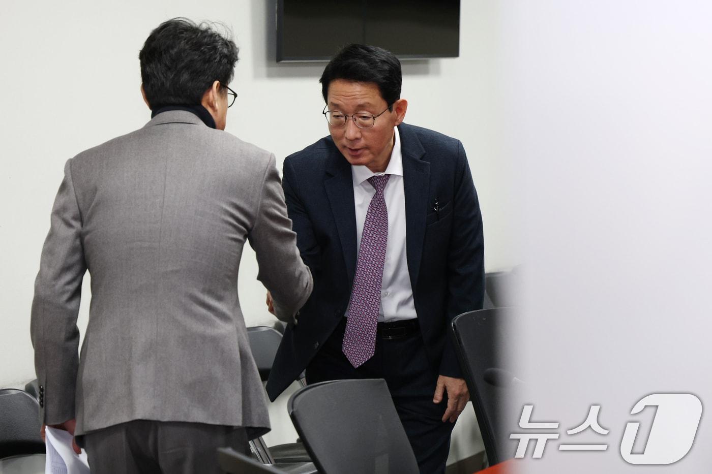 본문 이미지 - 김상훈 국민의힘 정책위의장과 진성준 더불어민주당 정책위의장이 24일 오전 서울 여의도 국회 의원회관에서 비공개로 열린 민생 법안 논의를 위한 양당 정책위의장 실무회의에서 인사나누고 있다.2024.12.24/뉴스1 ⓒ News1 이광호 기자