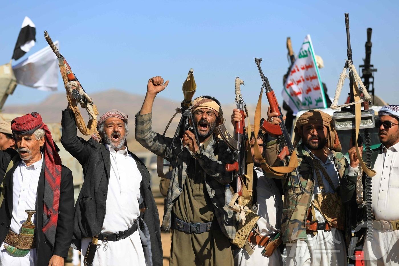 23일 &#40;현지시간&#41; 예멘 부족 전사들이 후티 반군 통제 지역인 사나 교외에서 이스라엘의 격퇴와 팔레스타인과 연대를 주장하는 시위를 하고 있다. 2024.12.24 ⓒ AFP=뉴스1 ⓒ News1 우동명 기자