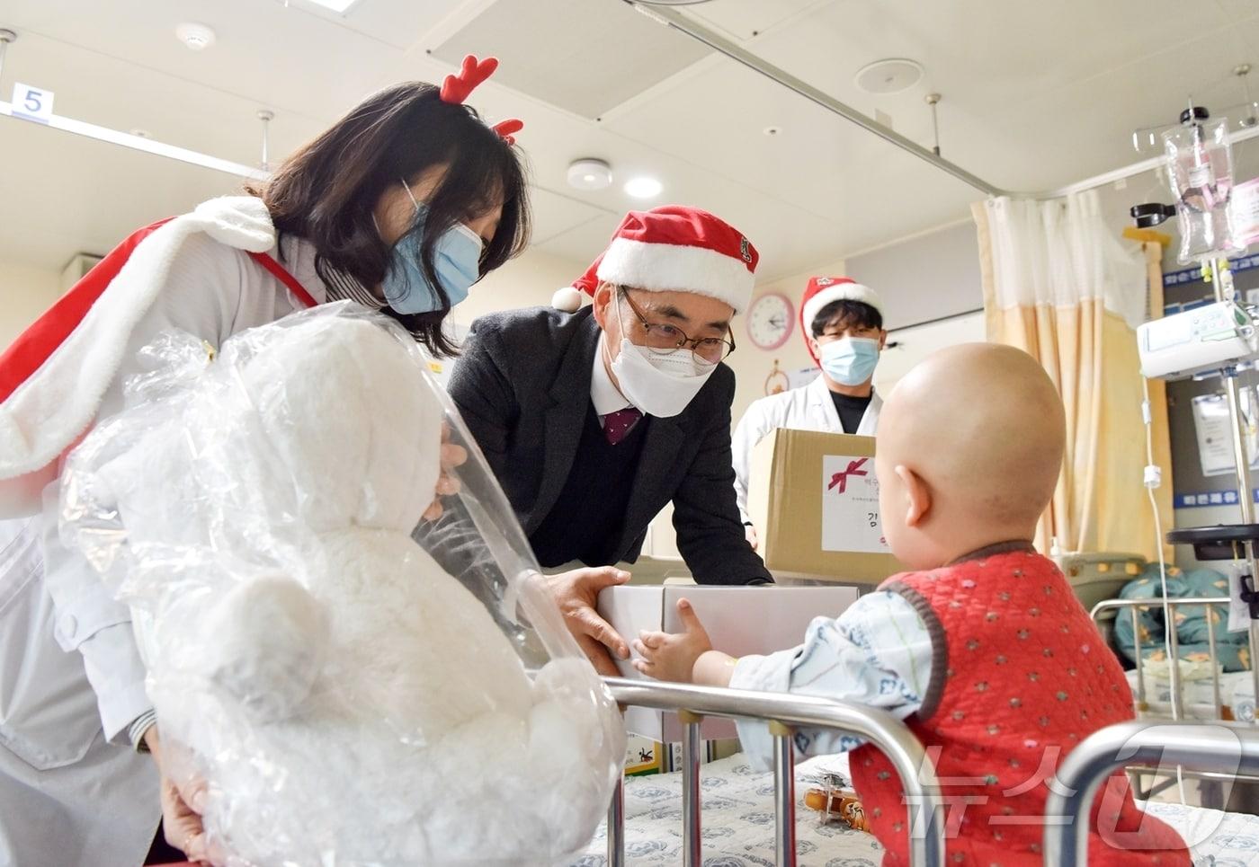 화순전남대병원 직원들과 한국백혈병소아암협회 관계자가 23일 치료받고 있는 소아 환자들을 찾아 성탄 선물을 전달하고 있다.(화순전남대병원 제공) 2024.12.24