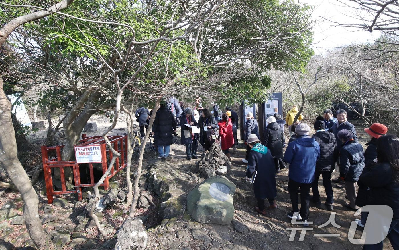 4·3희생자유족회, 도내 작가단체 관계자 등이 24일 제주 서귀포시 안덕면 동광리 '큰넓궤'에서 4·3유적지 평화기행을 하고 있다. 2024.12.24/뉴스1 ⓒ News1 오현지 기자