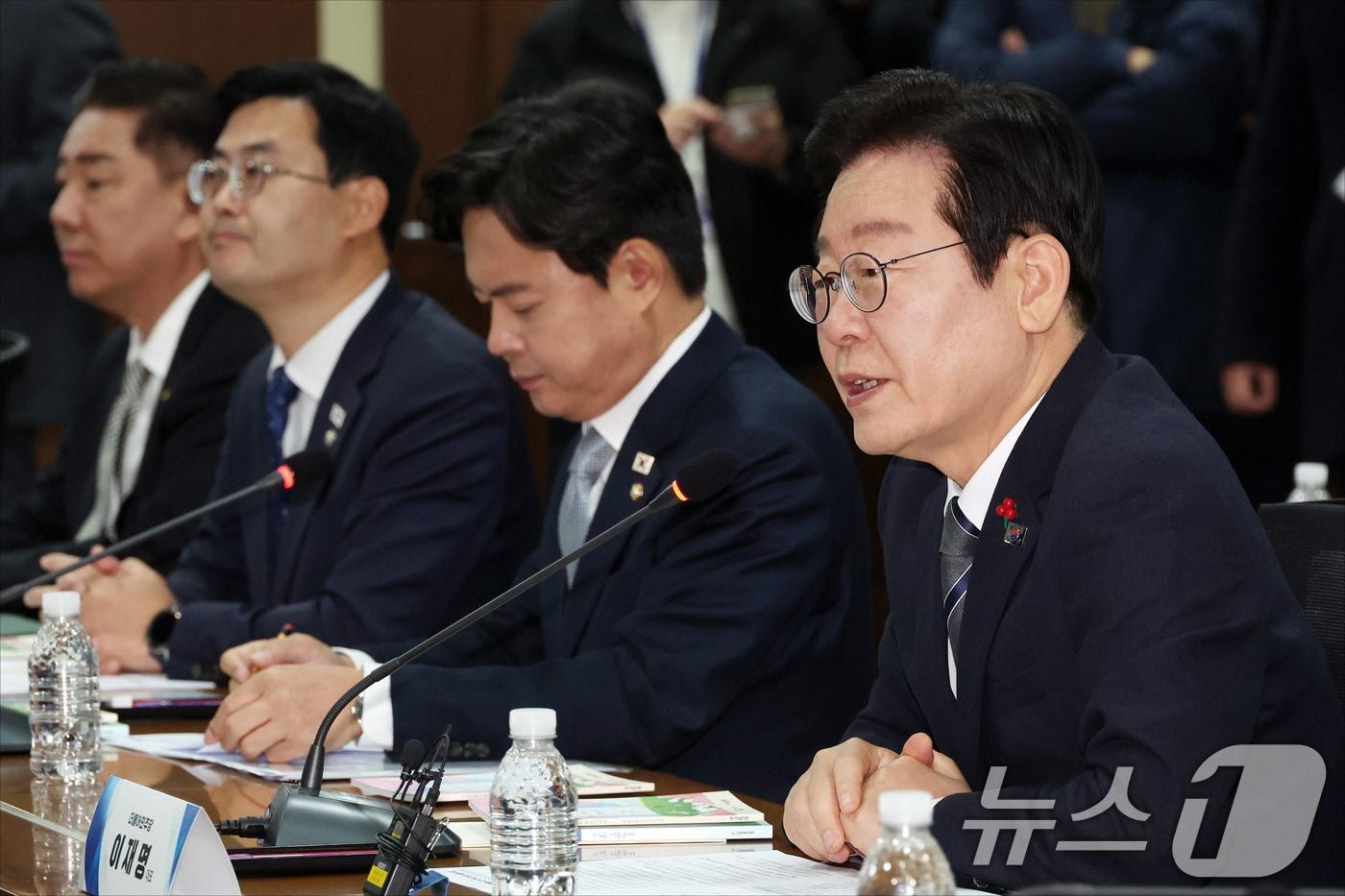 이재명 더불어민주당 대표가 24일 오전 서울 중구 서민금융진흥원에서 열린 '취약계층 금융 부담 완화를 위한 현장간담회'에서 모두발언을 하고 있다. 2024.12.24/뉴스1 ⓒ News1 국회사진취재단