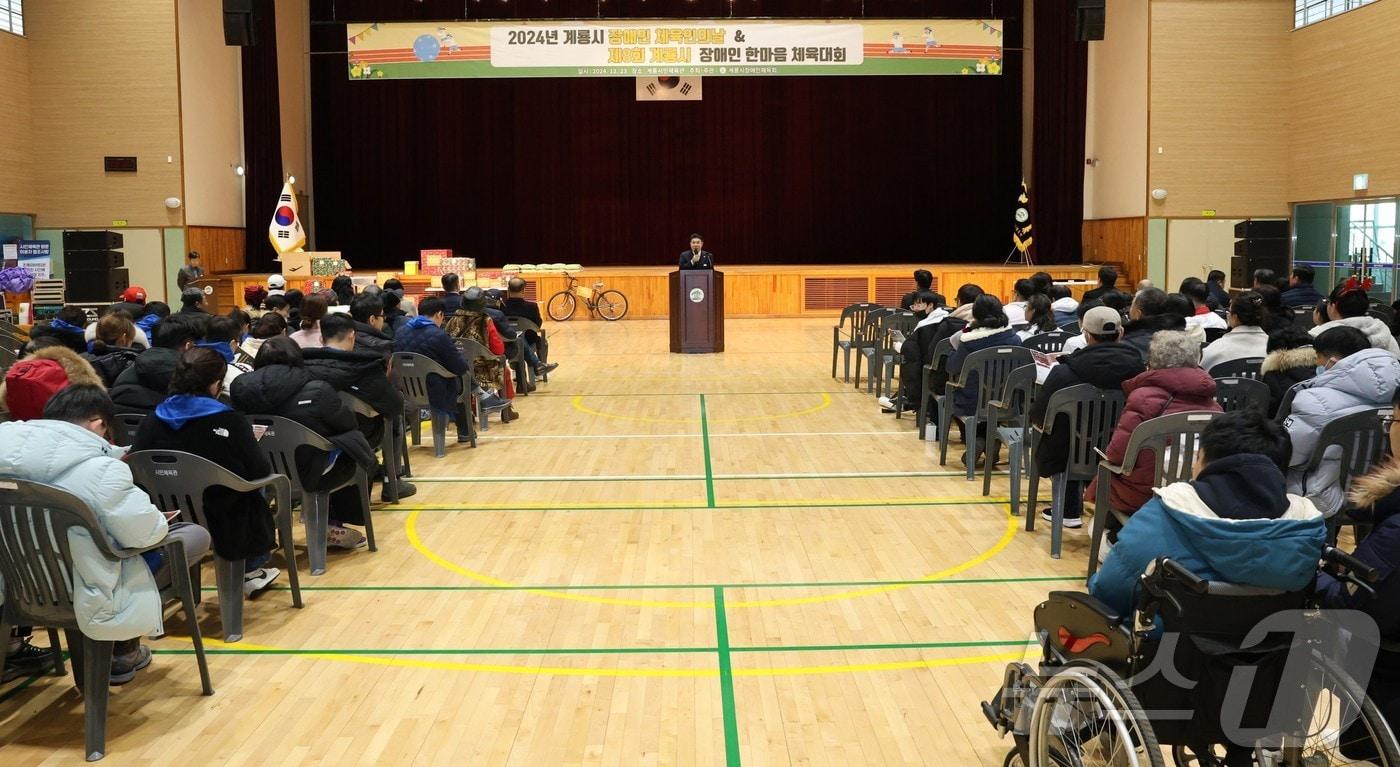 이응우 계룡시장이 ‘2024 장애인체육인의 날 및 한마음체육대회’에서 인사말을 하고 있다. (계룡시 제공) /뉴스1