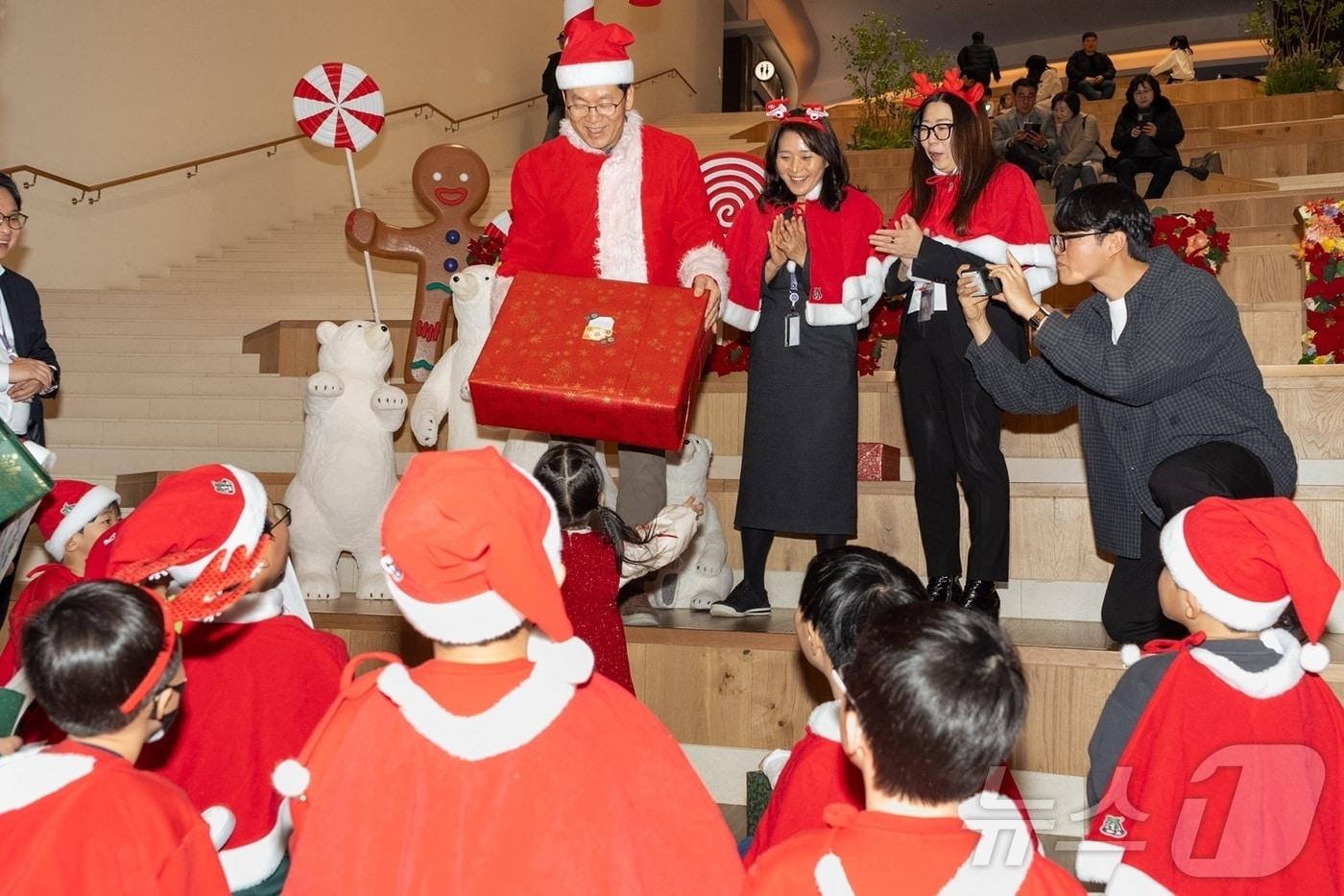 크리스마스 사진 전달식. 왼쪽부터 모히건 인스파이어 구회경 최고인사운영책임자, 허정현 최고법률책임자, 제인 존 최고재무책임자&#40;인스파이어 제공&#41; / 뉴스1