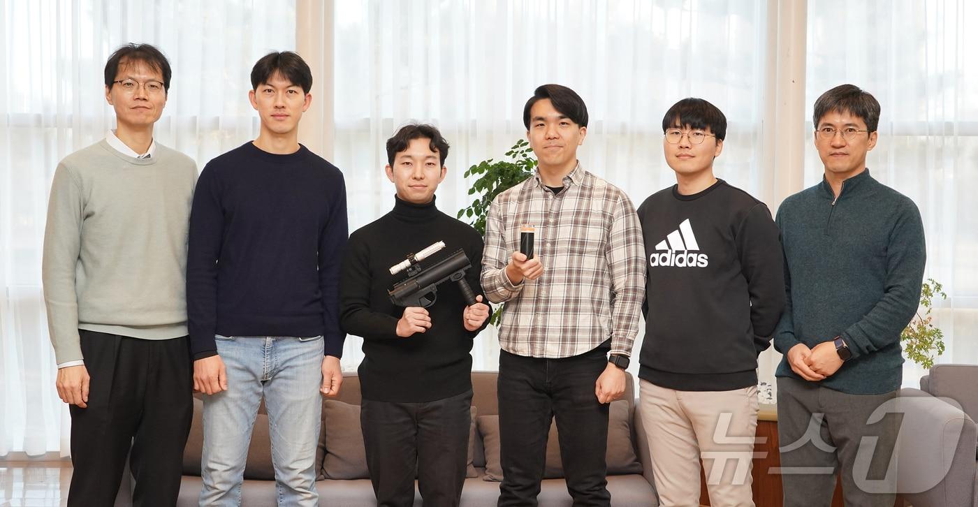 본문 이미지 - 이재욱 교수, 조성범 박사, 지용화·홍창의·유형욱·이종호 교수(왼쪽부터)(지스트 제공)/뉴스1 