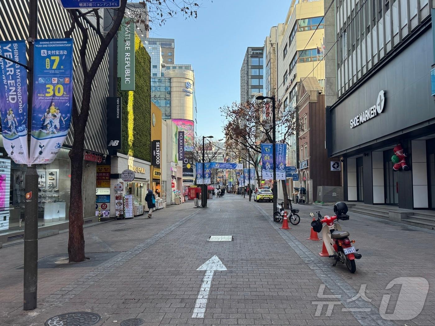 본문 이미지 - &#39;크리스마스이브&#39;인 24일 오전 한산한 명동 거리의 모습.2024.12.12/뉴스1 ⓒ News1 이강 기자