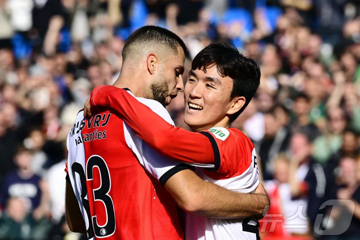 페예노르트의 황인범(오른쪽) ⓒ AFP=뉴스1