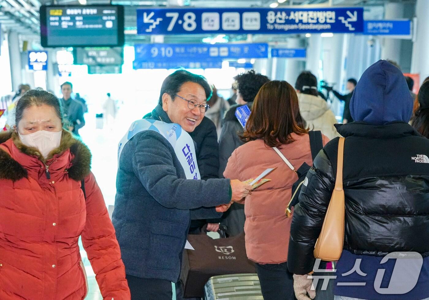 강기정 광주시장이 지난해 12월 24일 오전 광산구 송정역 일원에서 &#39;민생경제 회복을 위한 소비촉진 릴레이 캠페인&#39;에 참여해 시민들에게 홍보 전단지를 나눠주고 있다.&#40;광주시 제공&#41;2024.12.24/뉴스1 