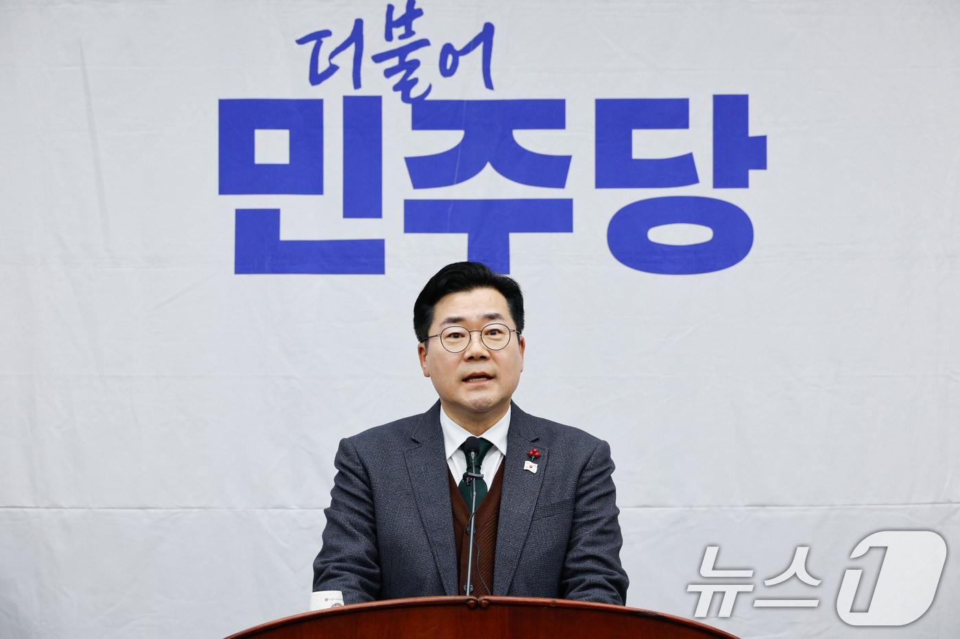 박찬대 더불어민주당 원내대표가 24일 오후 서울 여의도 국회에서 열린 의원총회에서 모두 발언을 하고 있다. 2024.12.24/뉴스1 ⓒ News1 안은나 기자