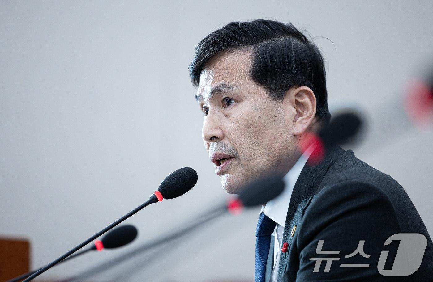 김선호 국방부 장관 직무대행(차관)이 24일 오후 서울 여의도 국회에서 열린 법제사법위원회 전체회의에서 법사위원 질의에 답변하고 있다. 2024.12.24/뉴스1 ⓒ News1 이재명 기자