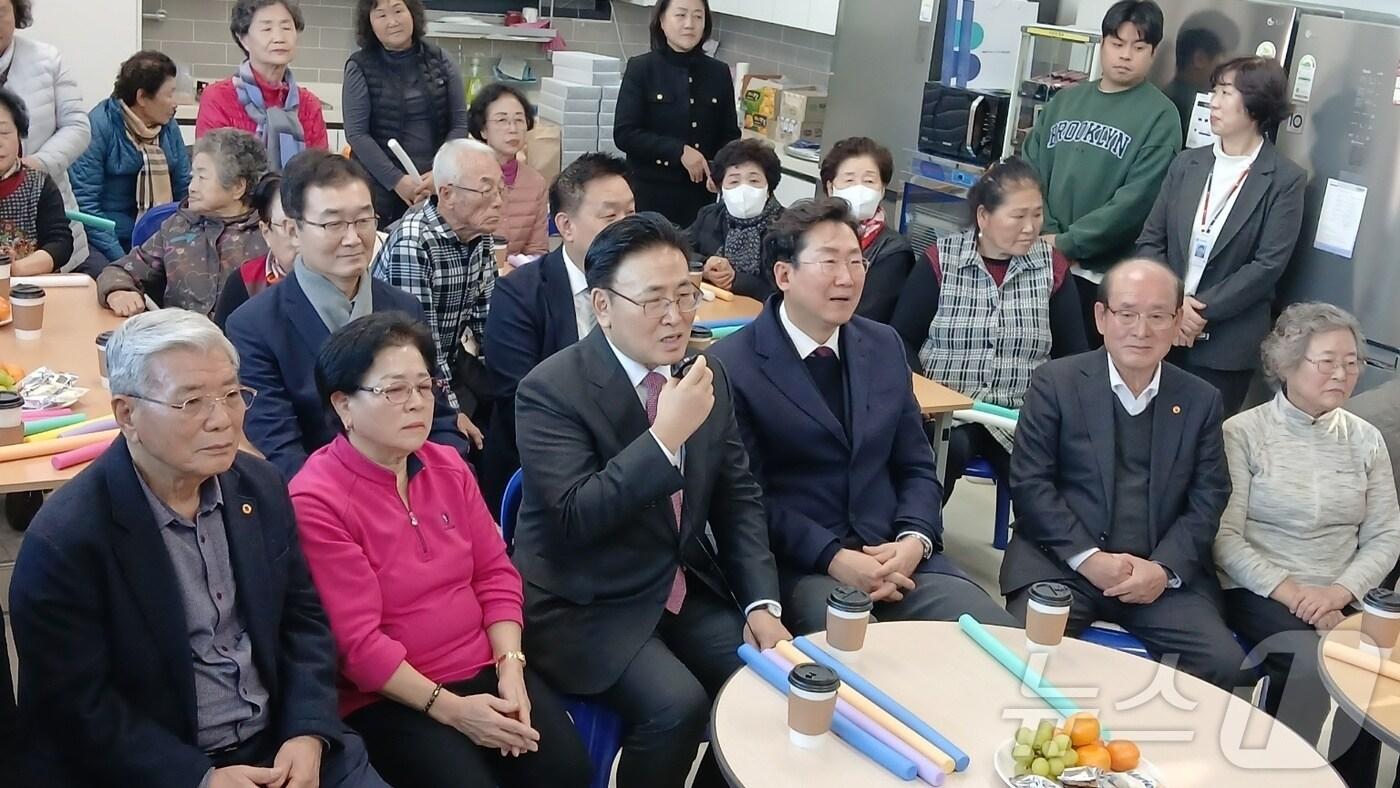 본문 이미지 - 유상임 과학기술정보통신부 장관이 24일 오후 강원 원주시 학성동에 위치한 광명경로당을 찾은 가운데, 원주시의 스마트경로당 운영 상황을 점검하면서 마이크를 들고 화상으로 다른 시내 경로당들의 고령자들과 소통하고 있다. 2024.12.24. ⓒ News1 신관호 기자