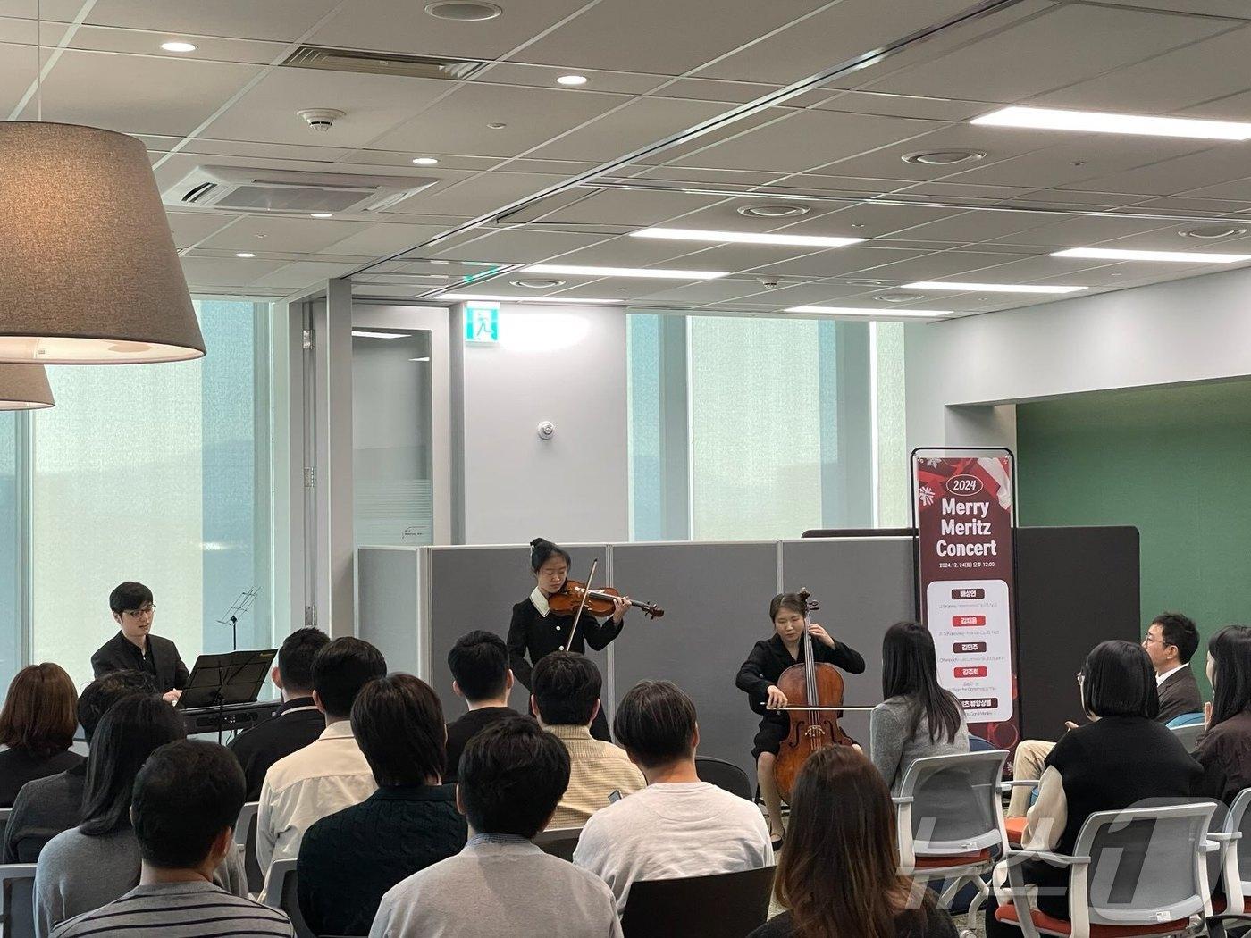 본문 이미지 - 12월 24일(화) 여의도 소재 메리츠캐피탈에서 열린 사랑의 미니콘서트 모습, 왼쪽부터 발달장애 배성연 피아니스트, 시각장애 김채움 바이올리니스트, 김민주 첼리스트/사진제공=메리츠캐피탈