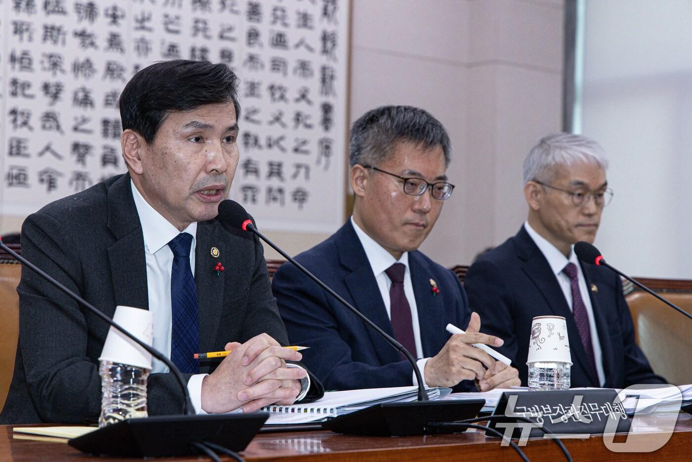 본문 이미지 - 김선호 국방부 장관 직무대행(차관)이 24일 오후 서울 여의도 국회에서 열린 법제사법위원회 전체회의에서 법사위원 질의에 답변하고 있다. 2024.12.24/뉴스1 ⓒ News1 이재명 기자