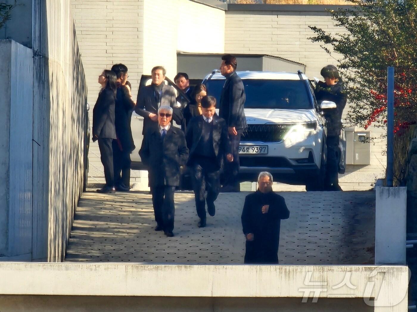 본문 이미지 - 24일 경남 양산 평산마을 문재인 전 대통령 사저에서 문 전 대통령 예방을 마친 조국혁신당 지도부가 사저를 나서고 있다. 2024.12.24 ⓒ 뉴스1 박민석 기자