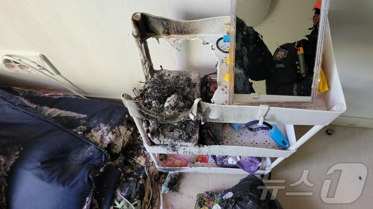 본문 이미지 - 24일 오후 2시 49분쯤 제주의 한 아파트에서 향초 취급 부주의로 추정되는 화재가 발생했다.9제주소방안전본부 제공)/뉴스`1