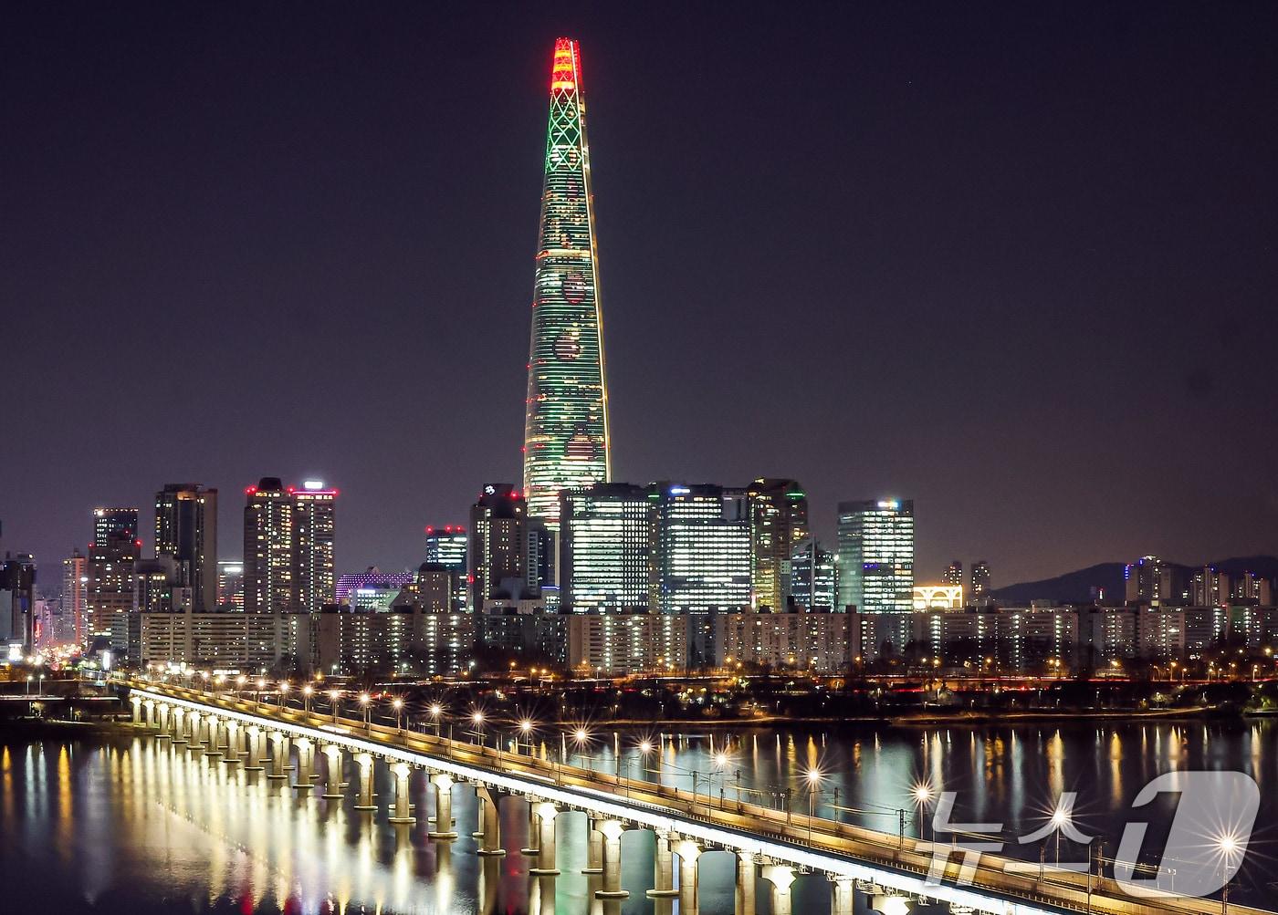 본문 이미지 - 성탄절을 하루 앞둔 24일 오후 서울 송파구 롯데월드타워. 2024.12.24/뉴스1 ⓒ News1 김진환 기자