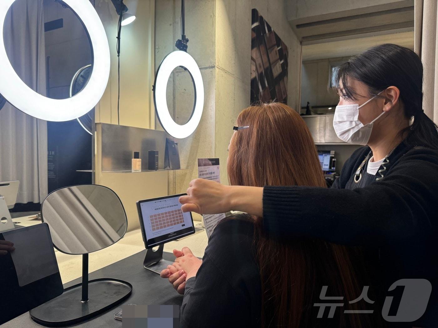본문 이미지 - 24일 오후 서울 성수동 소재 아모레 성수에서 기자가 '커스텀매치' 서비스를 받아보고 있다.ⓒ 뉴스1/김진희 기자.