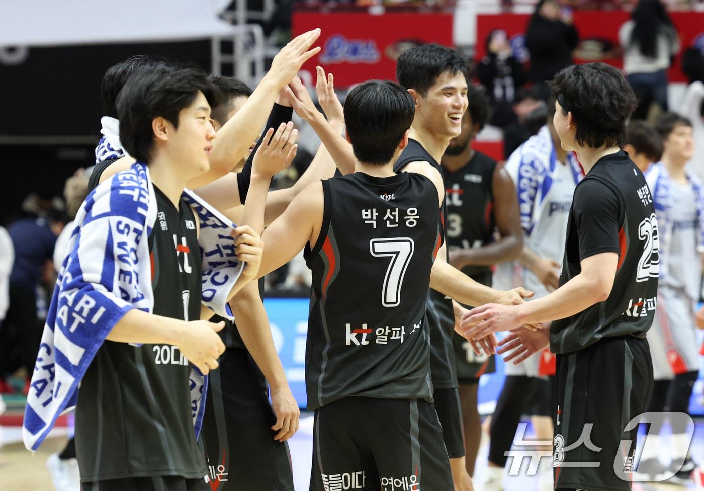 24일 오후 경기 수원시 권선구 수원KT소닉붐아레나에서 열린 '2024-2025 KCC 프로농구' 정규리그 수원 KT 소닉붐과 울산 현대모비스 피버스의 경기에서 승리를 거둔 KT 선수들이 기뻐하고 있다. 이날 경기는 수원 KT 소닉붐이 91대78로 승리했다. 2024.12.24/뉴스1 ⓒ News1 김영운 기자