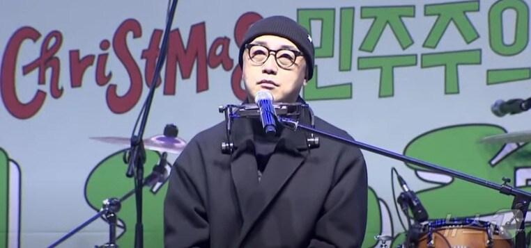 본문 이미지 - 성탄절 전야인 24일 오후 윤석열즉각퇴진·사회대개혁 비상행동의 주최로 경복궁 4번역 출구 인근에서 열린 '메리퇴진 크리스마스 콘서트'에서 가수 하림이 노래를 부르고 있다. 2024.12.24/뉴스1