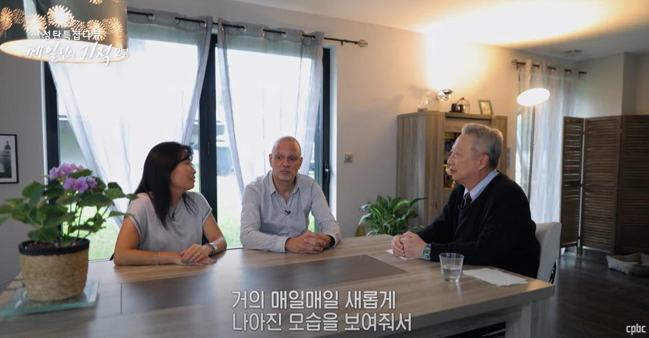 본문 이미지 - 박용만 회장이 메일린의 부모와 인터뷰하는 모습. 박 회장은 메일린의 사고 당시를 물을 때가 이 다큐멘터리를 촬영하면서 가장 힘든 때라고 기억했다. / cpbc 캡처.