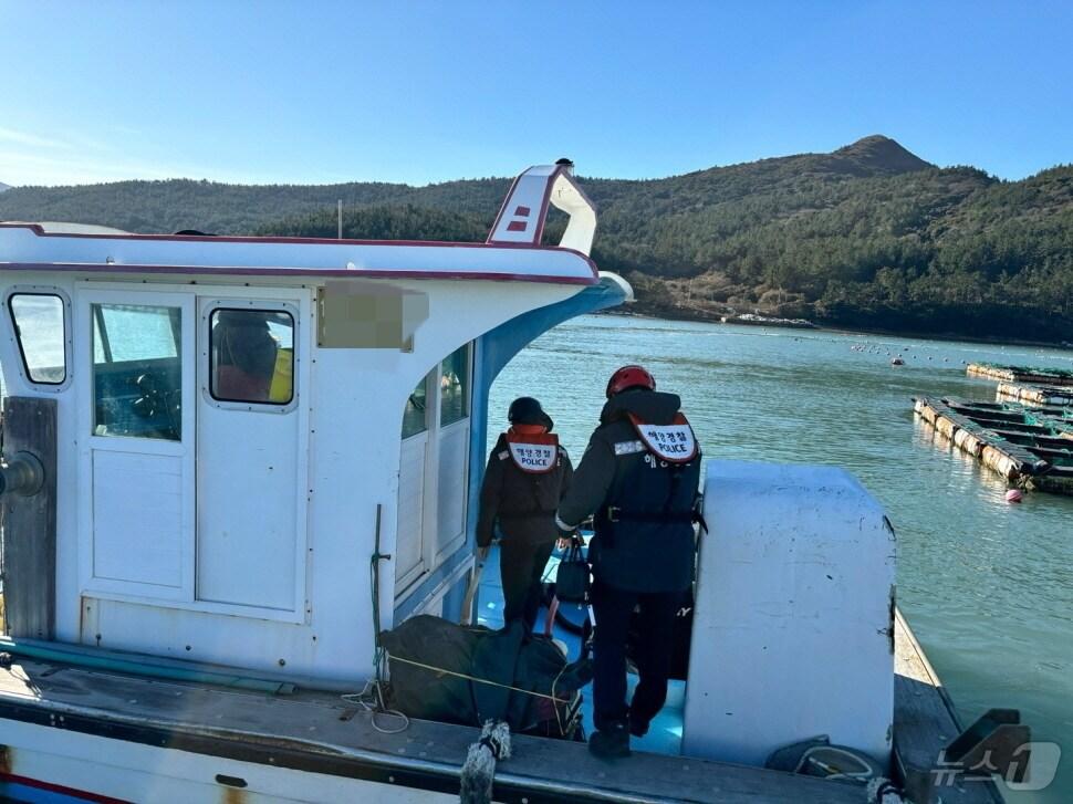 본문 이미지 - 지난 23일 완도해경이 동절기 해양안전 특별단속을 실시하고 있는 모습.(완도해경 제공)2024.12.25/뉴스1 ⓒ News1 박지현 기자