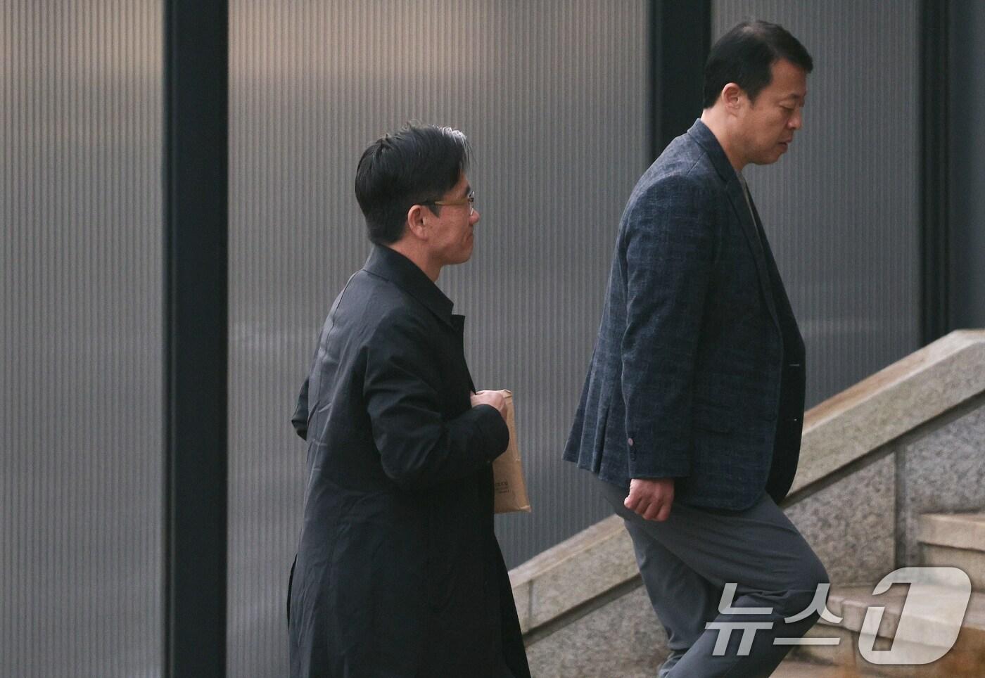 본문 이미지 - 오동운 고위공직자범죄수사처장이 25일 오전 경기 정부과천청사 공수처 청사로 출근하고 있다. 공수처는 윤석열 대통령에게 이날까지 공수처에 출석할 것을 요청했으나 대통령 측은 출석이 어렵다는 입장을 내놓은 상태다. 2024.12.25/뉴스1 ⓒ News1 장수영 기자