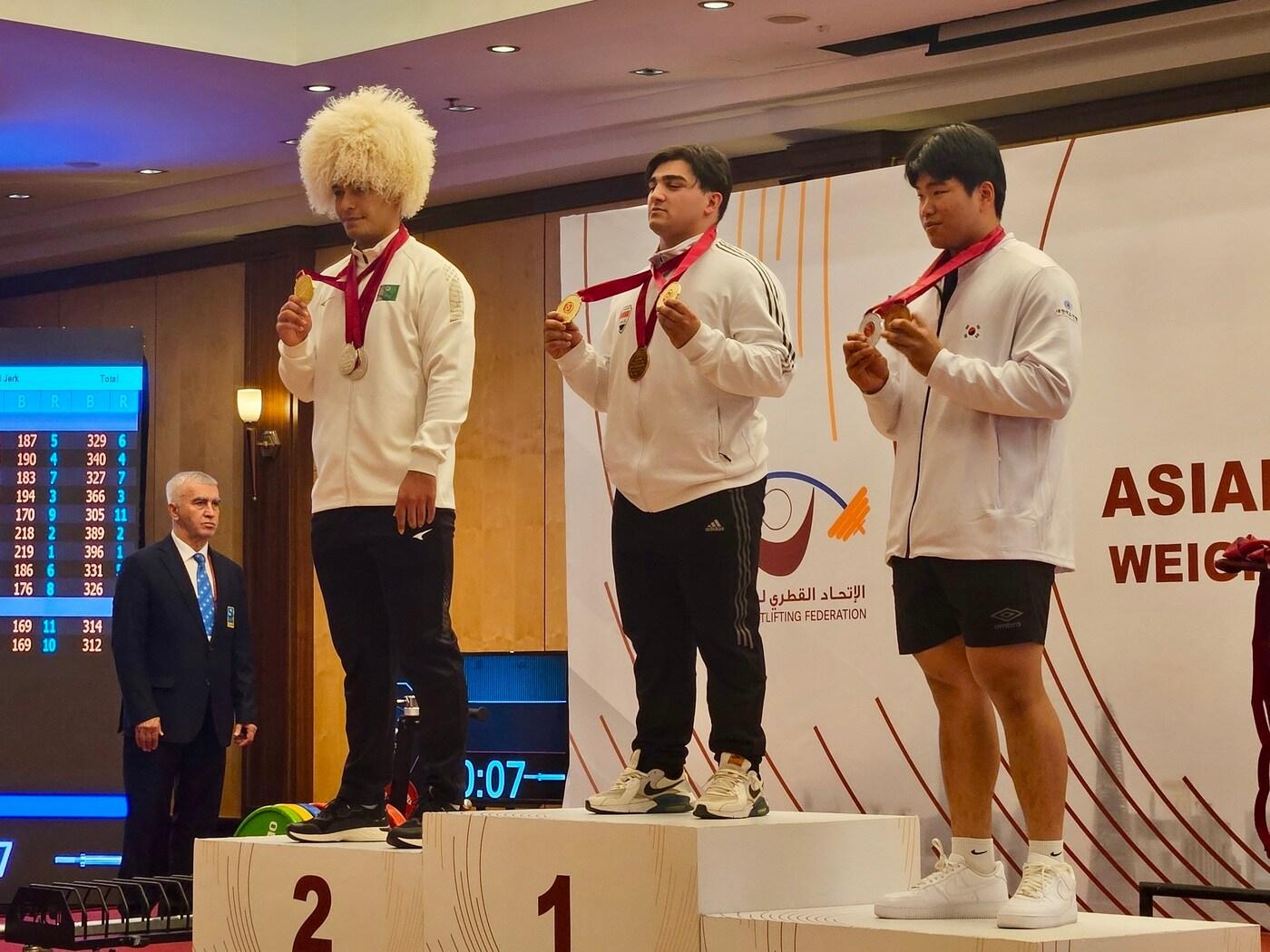본문 이미지 -  역도 김민근(오른쪽)이 아시아선수권대회에서 메달 2개를 챙겼다.. (대한역도연맹 제공)