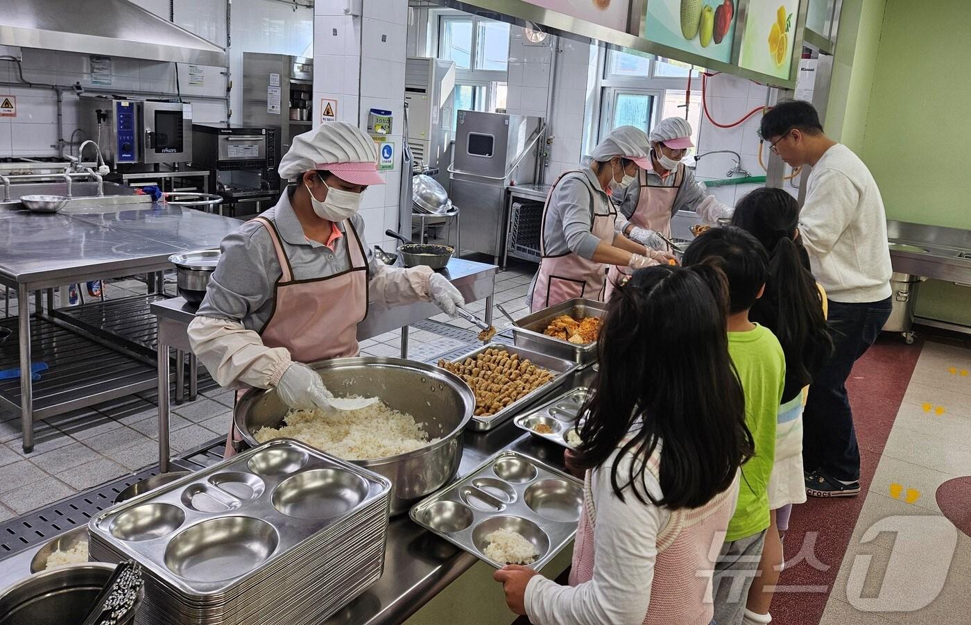 학교급식 모습.(전남도 제공) 2024.12.25/뉴스1