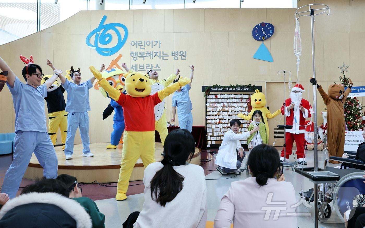 세브란스 남자간호사회가 어린이병원 1층 라운지에서 공연을 펼치고 있다(세브란스병원 제공)