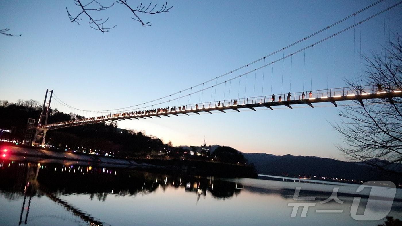 본문 이미지 - 지난 24일 강원 춘천 의암호 수변을 한눈에 볼 수 있는 출렁다리 ‘춘천사이로248’ 개통식을 진행한 가운데 시민들이 직접 체험을 해보고 있다. (춘천시 제공)