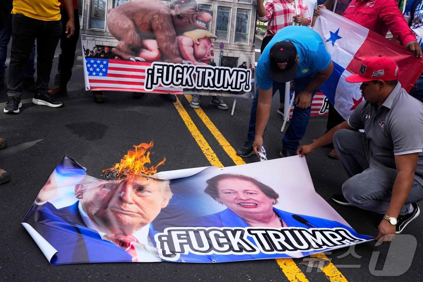 본문 이미지 - 24일(현지시간) 파나마 파나마시티에 있는 미국 대사관 밖에서 도널드 트럼프 미국 대통령 당선인의 파나마 운하에 대한 통제권 환수 발언에 분노한 국민들이 트럼프 당선인의 사진을 불태우고 있다. 2024.12.24. ⓒ AFP=뉴스1 ⓒ News1 김예슬 기자