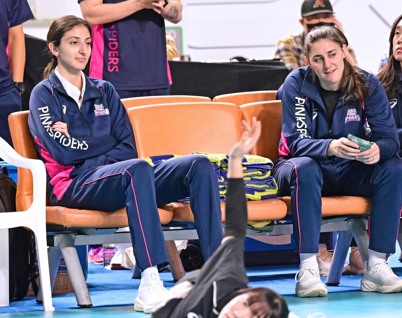 본문 이미지 - 부상으로 24일 도로공사전에 출전하지 못한 흥국생명 투트쿠(왼쪽)와 피치(한국배구연맹 제공)