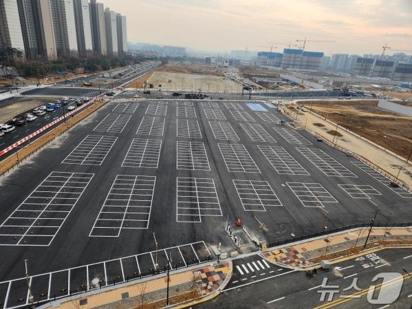 본문 이미지 - 파주시가 오는 28일 GTX 운정중앙역 개통에 맞춰 인근에 임시 공영주차장을 개통해 다음달까지 무료 운영한다. &#40;파주시 제공&#41;