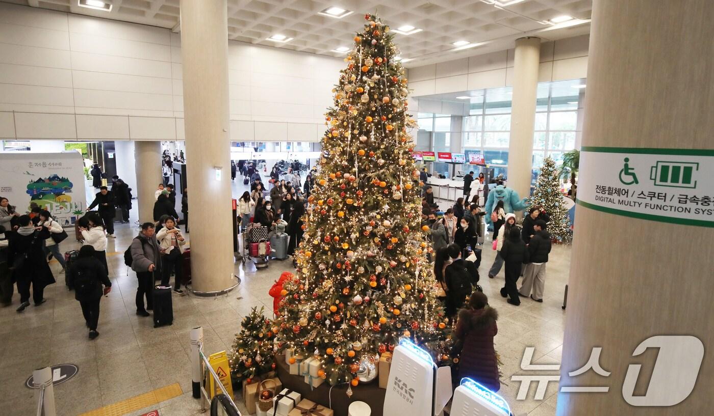 성탄절인 25일 오후 제주국제공항 국내선 도착 대합실에 설치된 대형 감귤 크리스마스 트리가 눈길을 끌고 있다. /뉴스1 ⓒ News1 오현지 기자