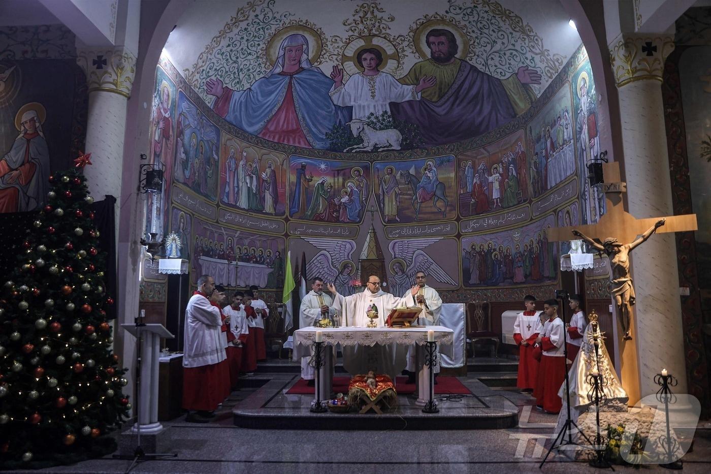 24일(현지시간) 가자지구 가자시티의 가톨릭 교구 성가족 교회에서 피에르바티스타 피자발라 추기경이 크리스마스를 맞아 미사를 거행했다. 24.12.24 ⓒ AFP=뉴스1 ⓒ News1 김예슬 기자
