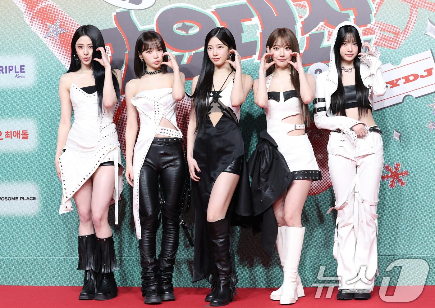 르세라핌 허윤진&#40;왼쪽부터&#41;과 김채원, 카즈하, 사쿠라, 홍은채 ⓒ News1 권현진 기자