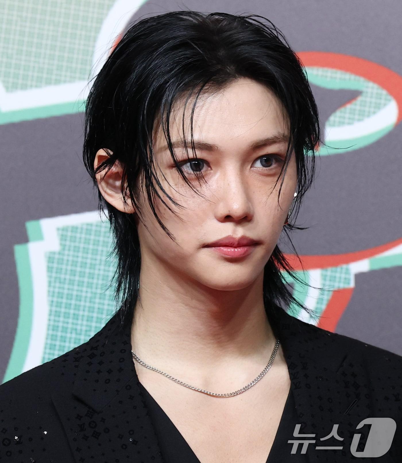 본문 이미지 - 스트레이 키즈 필릭스가 크리스마스인 25일 인천 인스파이어 아레나에서 열린 ‘2024 SBS 가요대전’&#40;이하 ‘가요대전’&#41; 레드카펫 행사에 참석해 포즈를 취하고 있다. 2024.12.25/뉴스1 ⓒ News1 권현진 기자