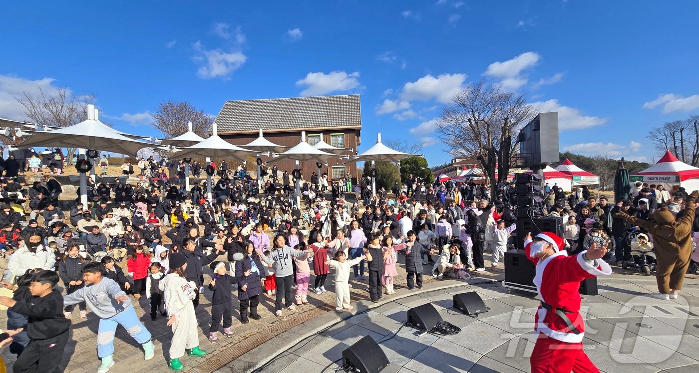 본문 이미지 - 임실 산타축제 마지막 날인 25일 전북자치도 임실군 치즈테마파크를 찾은 관광객들이 각종 체험과 먹거리를 즐기며 즐거운 시간을 갖고 있다. (임실군청 제공) 2024.12.25/뉴스1 