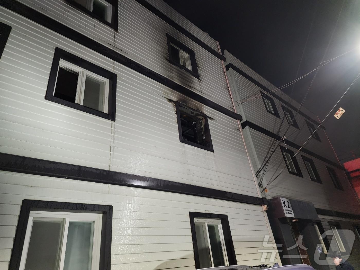 본문 이미지 - 26일 밤 12시 7분쯤 광주 북구 우산동의 원룸 2층에서 불이난 모습.(독자 제공)2024.12.26/뉴스1