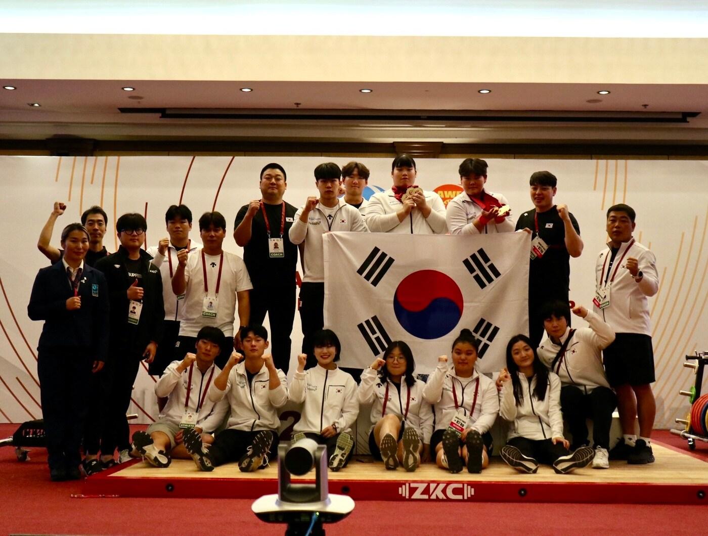 본문 이미지 -  한국 유소년역도 선수단. (대한역도연맹 제공) 