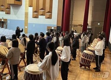 본문 이미지 -  국립중앙청소년수련원에서 북을 배우는 모습 (여성가족부 제공)